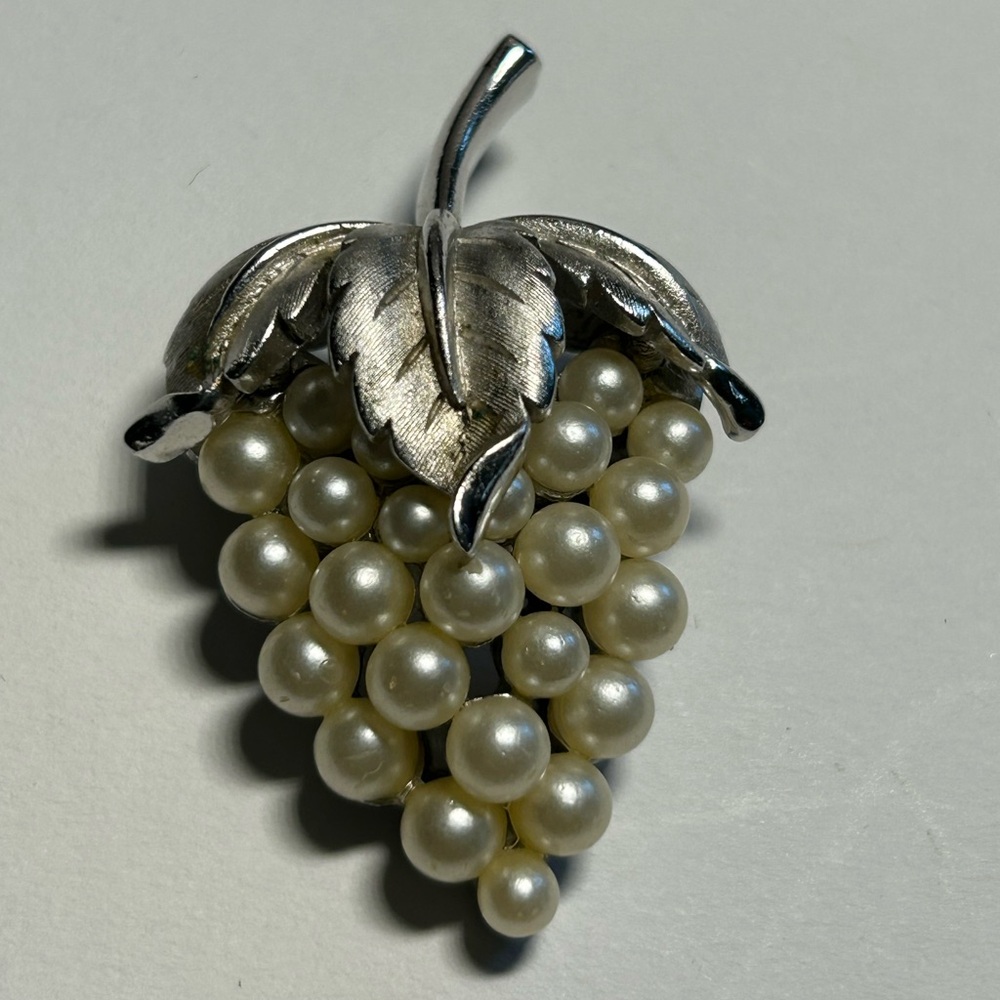 Silver Leaf Pearl Grape Cluster Brooch - White Pearlescent Vintage Crown Trifari